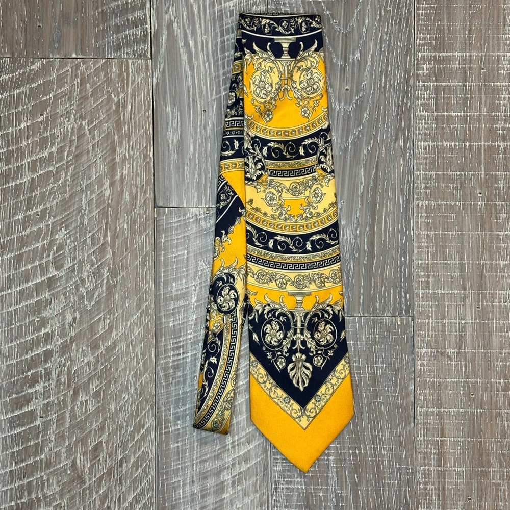 Versace Yellow and Black Patterned Silk Tie
